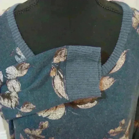 Maurices sweater. #0012A - Picture 2 of 5